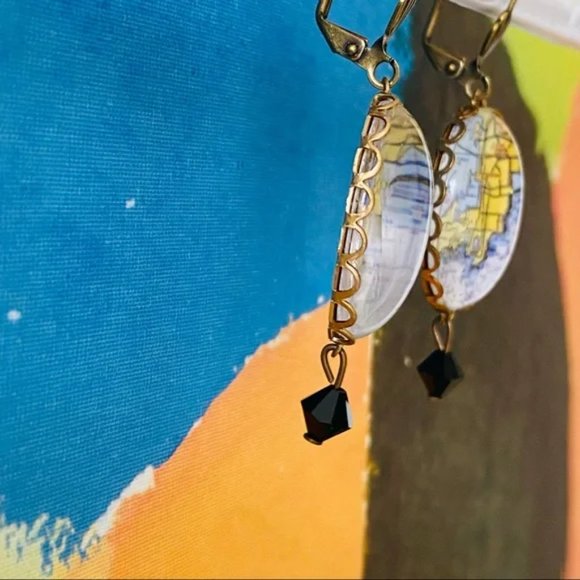 NEW without TAGS drop earrings with map of Newport, RI - Picture 4 of 6